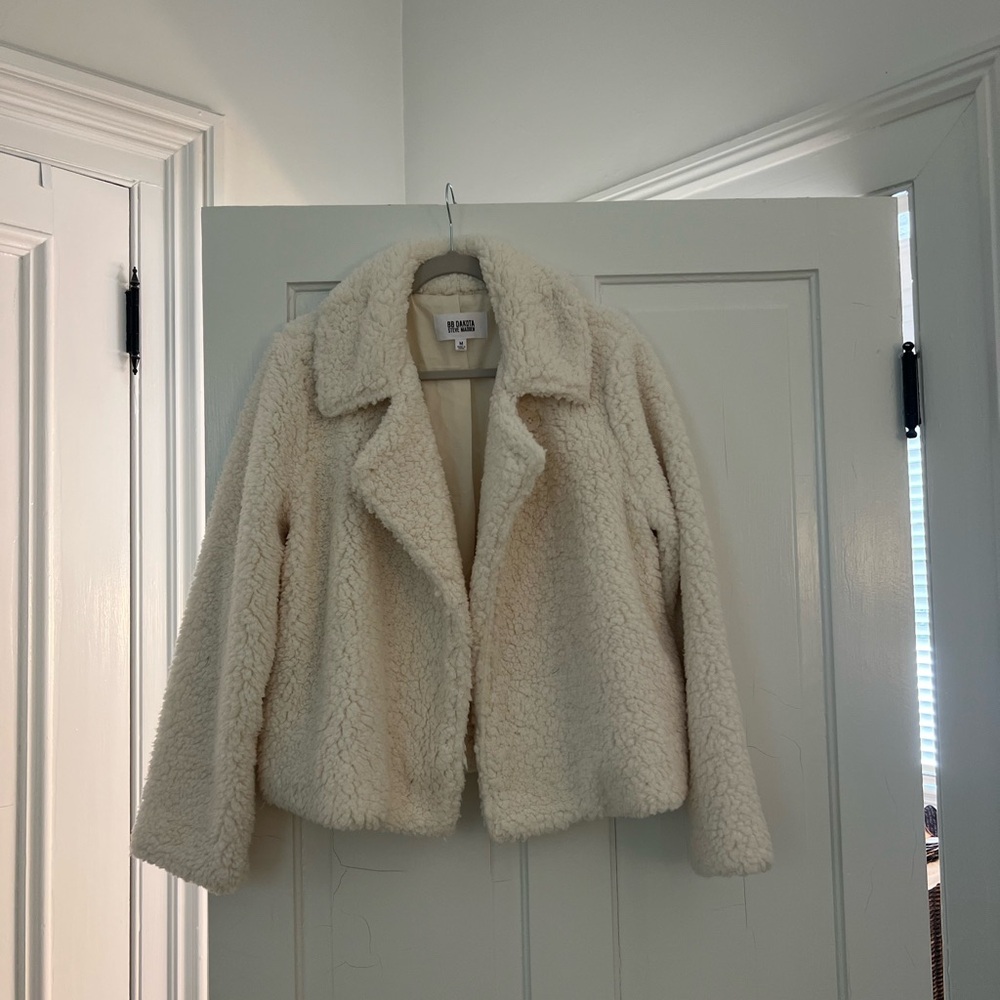 BB DAKOTA BY STEVE MADDEN WHITE FUZZY JACKET SIZE M